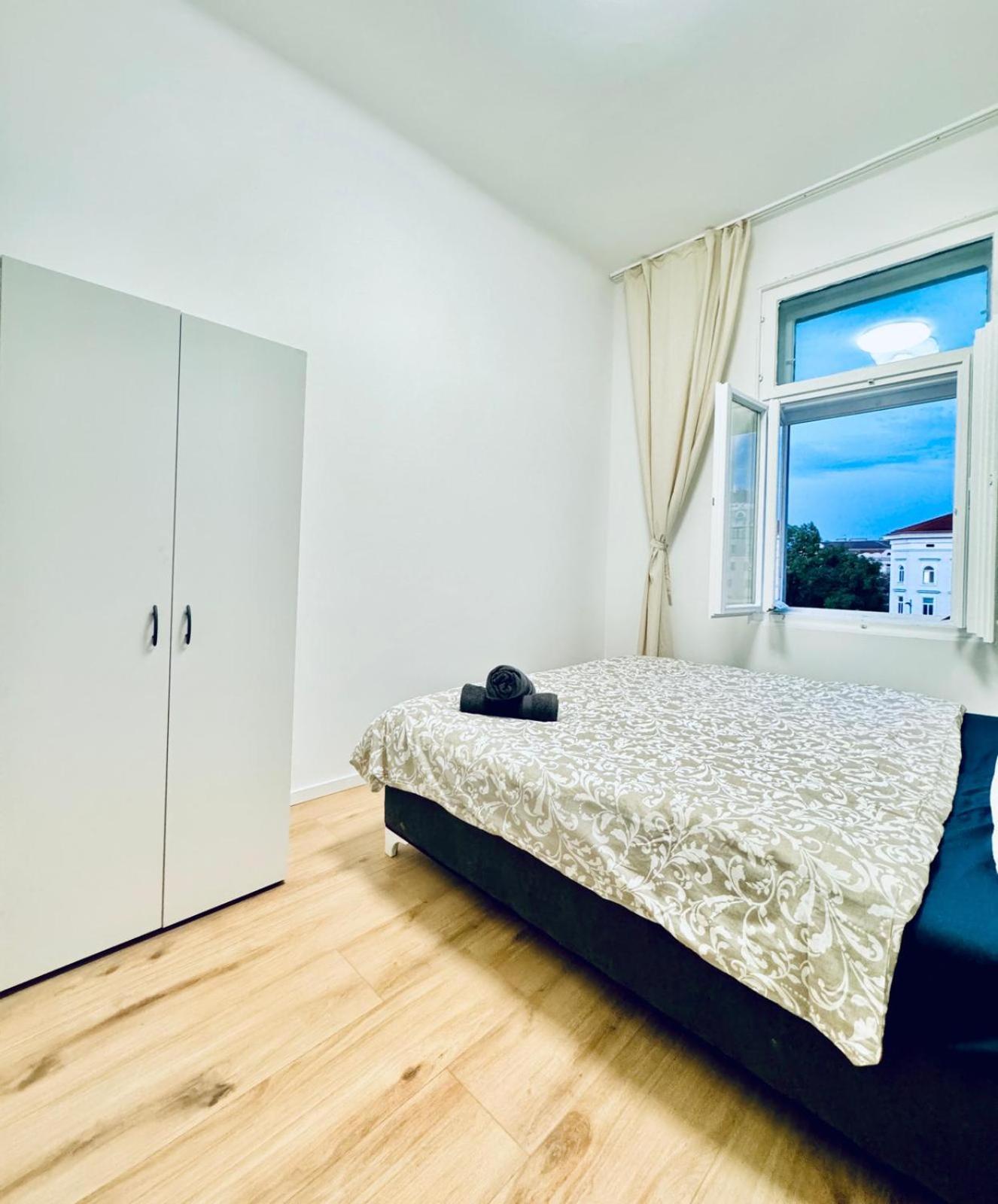 Appartement 4br Shared With View Only 7- Min To Westbahnhof Vienne
