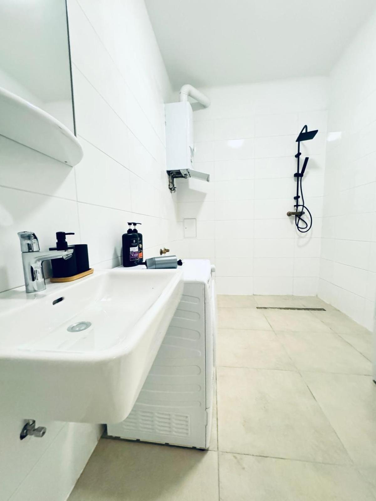 Appartement 4br Shared With View Only 7- Min To Westbahnhof Vienne